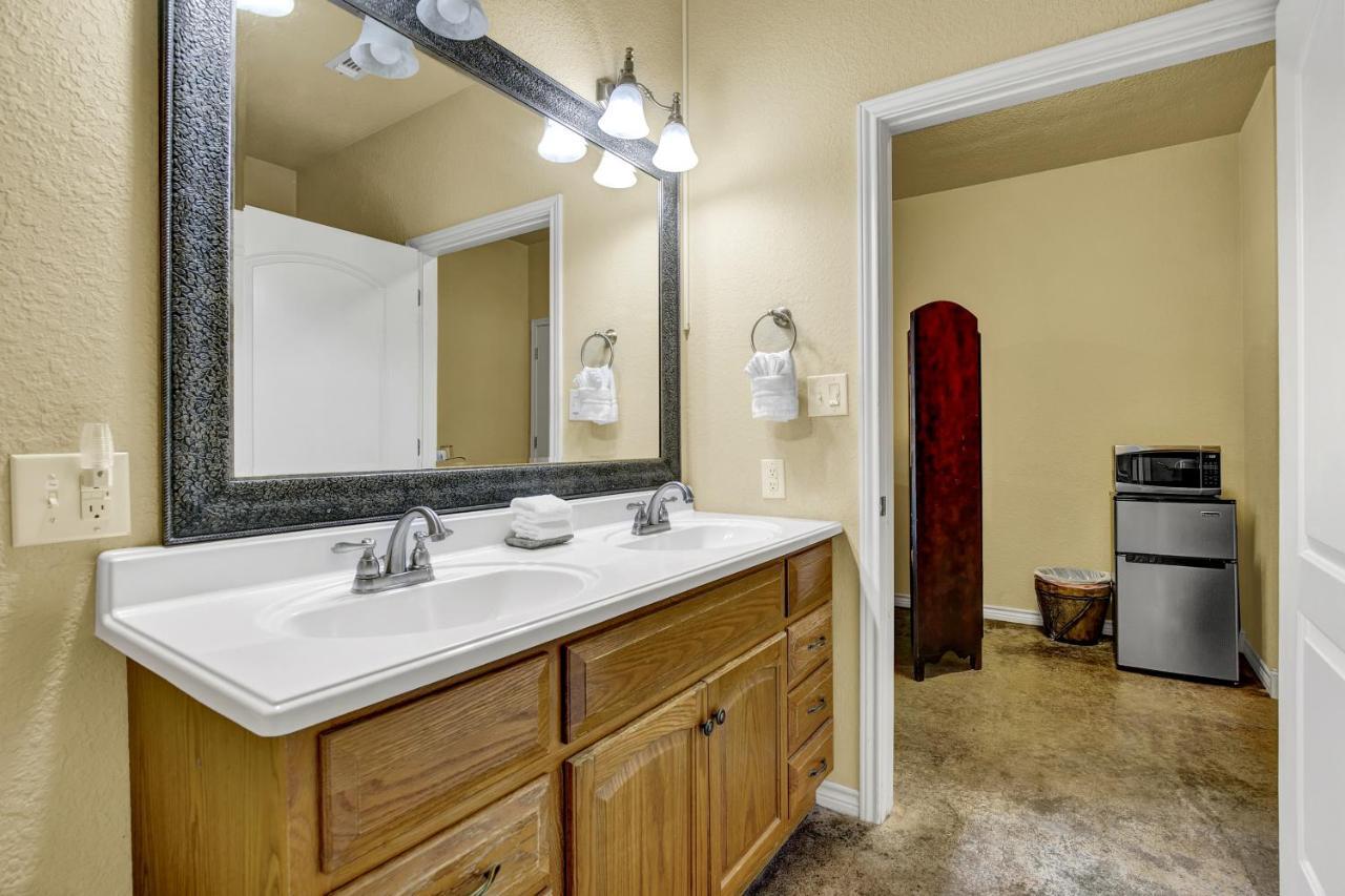 Romantic Oasis With Hot Tub Near Fred And Wineries! Fredericksburg Exterior photo